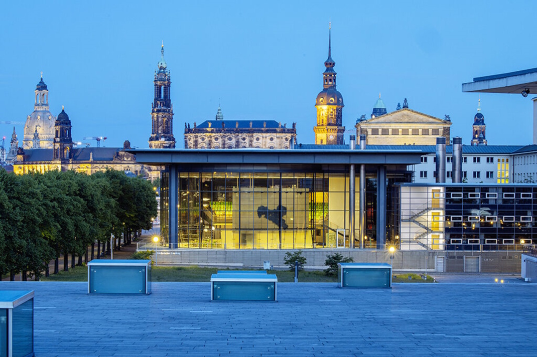 Außenansicht des Plenarsaals des Sächsischen Landtags mit Blick auf die Dresdner Altstadt. Foto: SLT/Oliver Killig