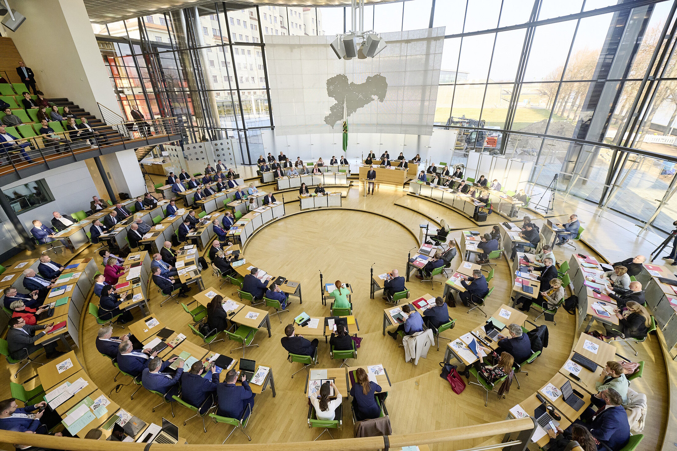 Plenarsaal von oben während einer Plenarsitzung des 8. Sächsischen Landtags. Foto: SLT/Stephan Floss 