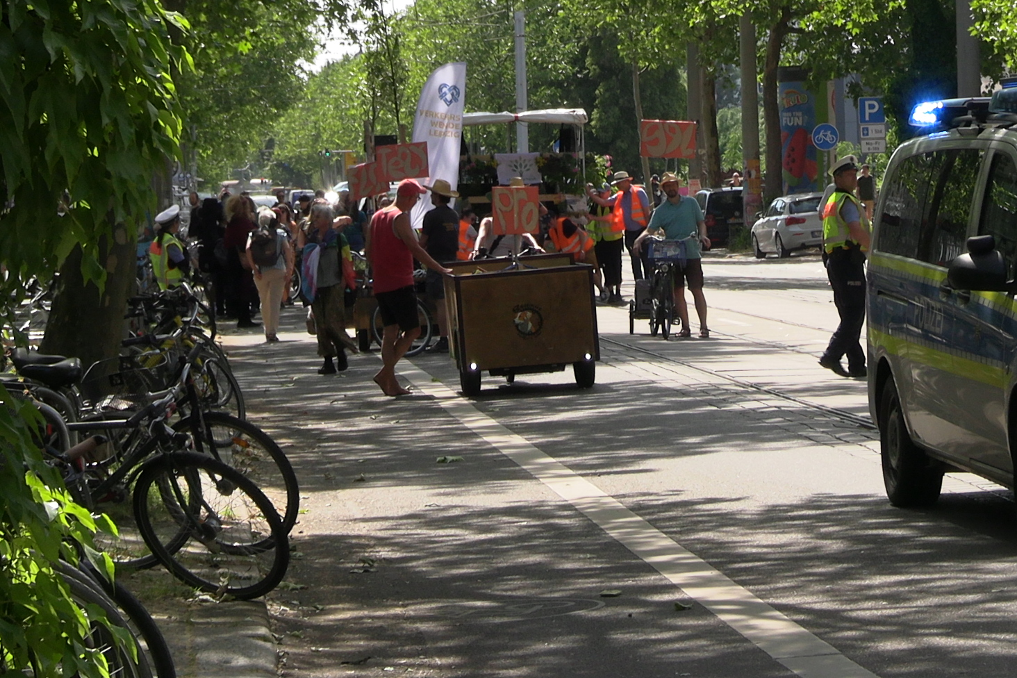Protestflügel zieht durch die Karl-Heine-Straße