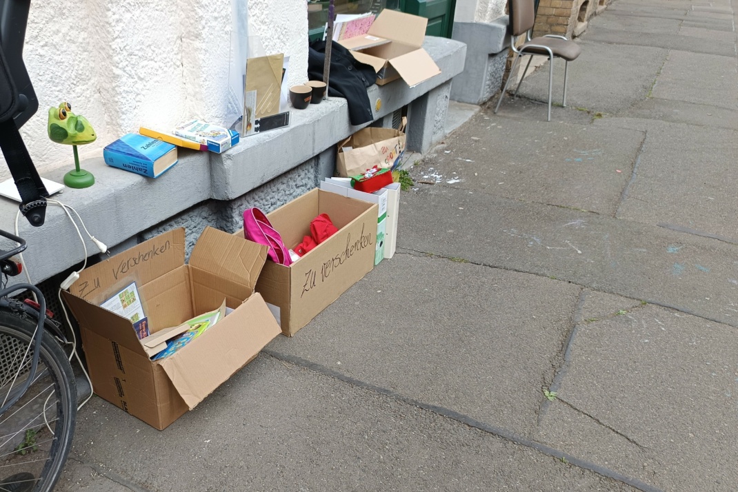 Verschenkekisten in Connewitz, an einer Hauswand stehend.