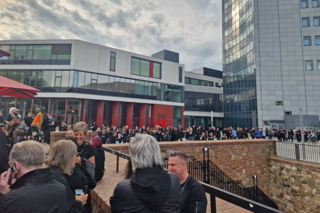 Menschen in der Innenstadt stehen Schlange.