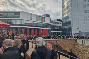 Menschen in der Innenstadt stehen Schlange.