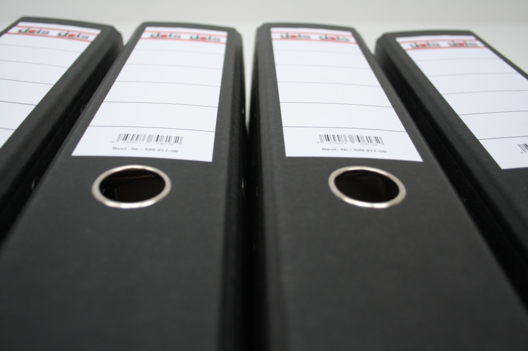 Aktenordner in Nahaufnahme von unten.