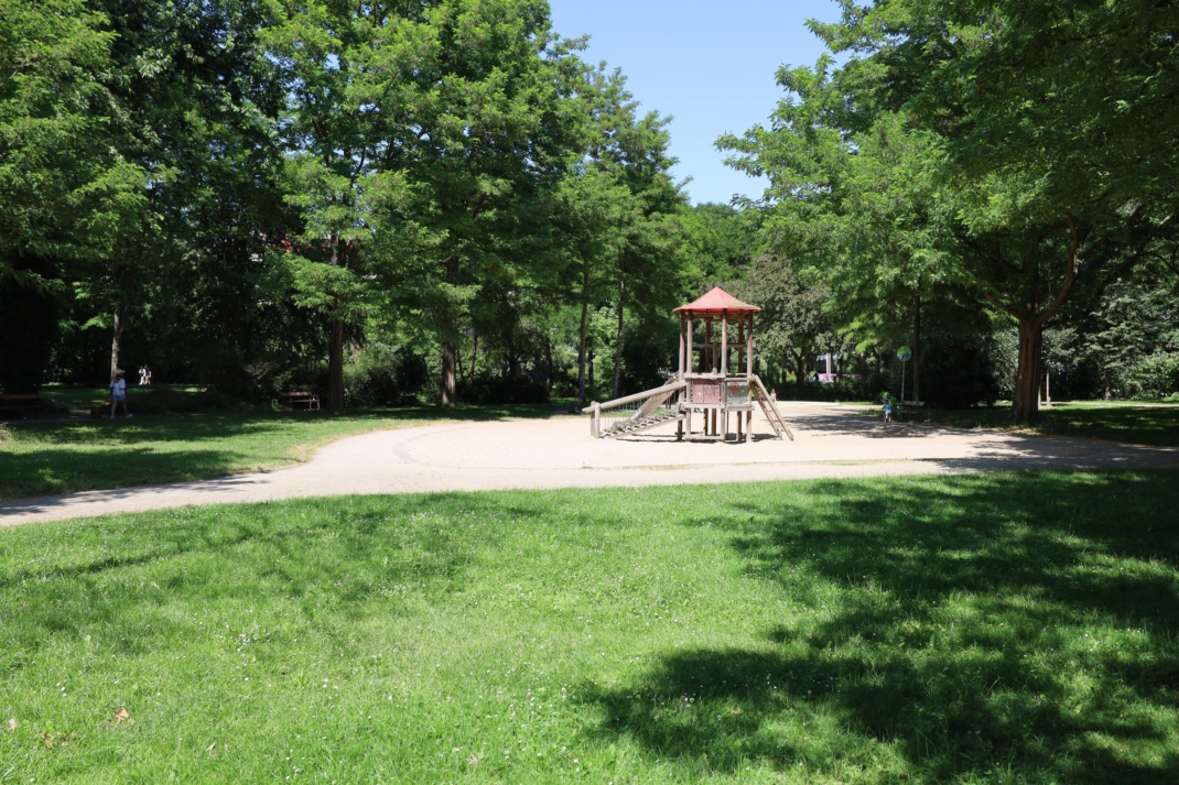 Parkanlage mit Spielplatz.