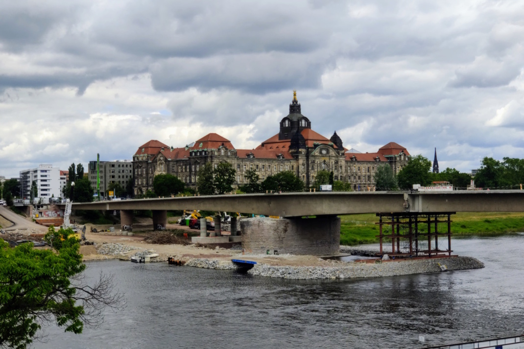 Die eingestürzte Carolabrücke in Dresden.