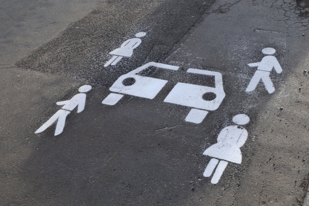 Carsharing-Stellplatz, weiße Markierungen auf Fahrbahn.