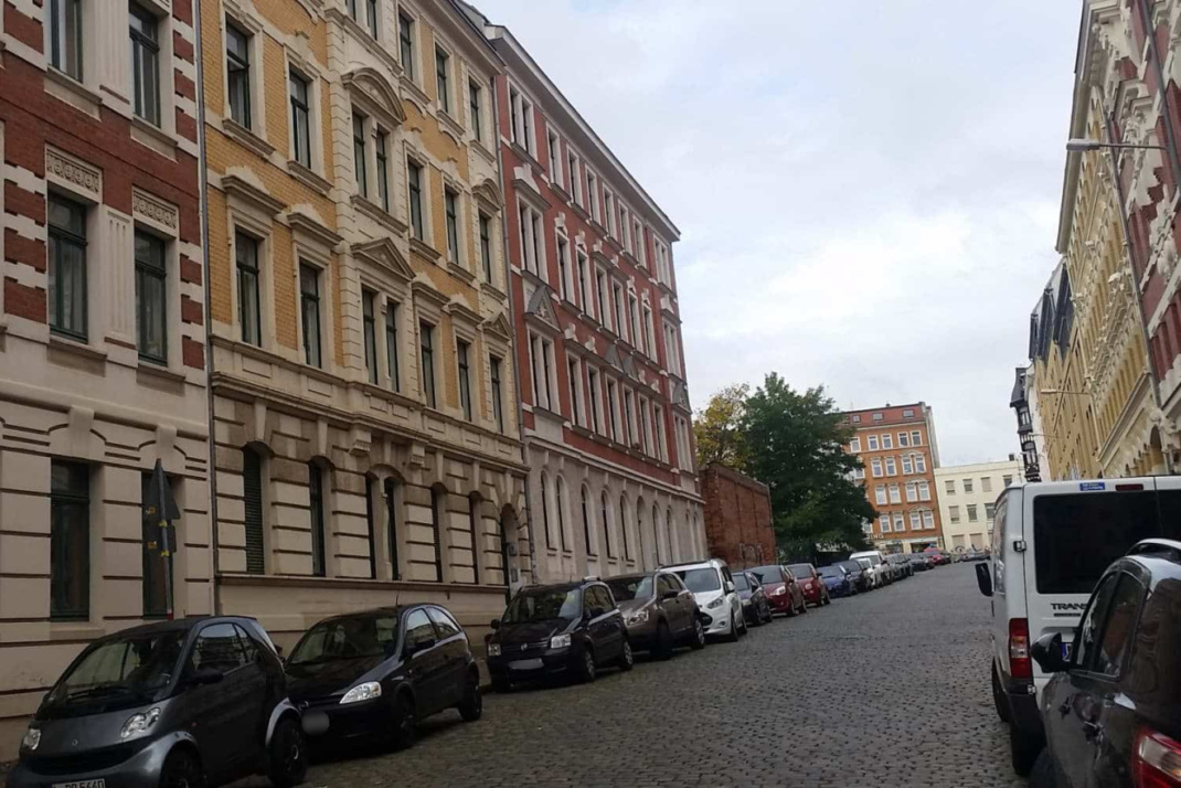 Seitenstraße, die schräg nach oben verläuft, geparkte PKW.