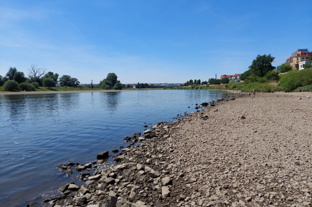 Ufer an der Elbe, blauer Himmel.