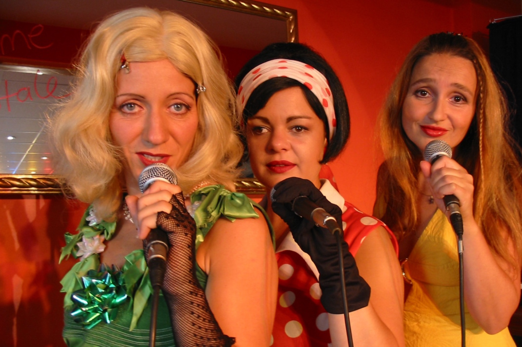 Katrin Troendle im Programm "Femme totale" mit Carolin Fischer und Susanne Grütz. Archivfoto: Ralf Julke