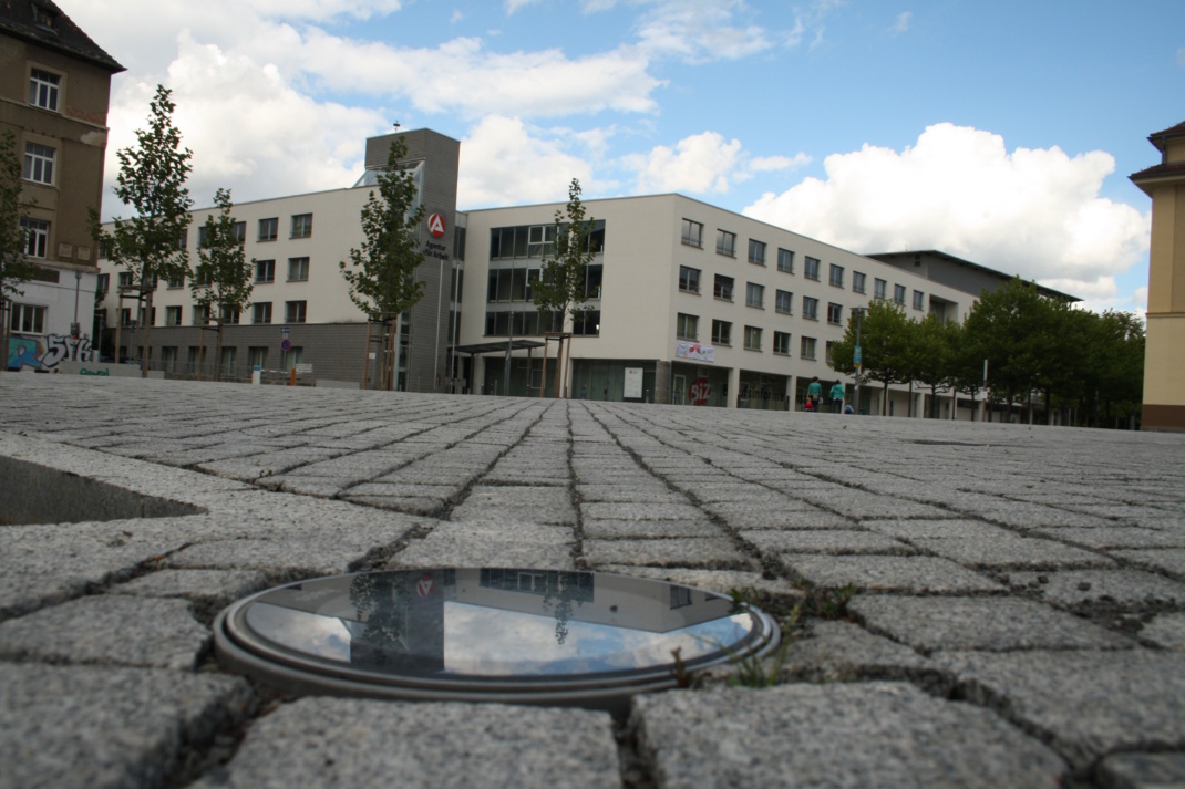 Städtischer Platz mit Pflastersteinen.