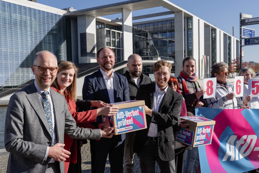Übergabe der Unterschriften für die Forderung einer Prüfung eines AfD-Verbots im Oktober 2024. Foto: inn.it