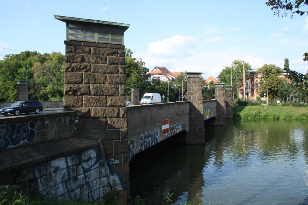 Die Klingerbrücke über das Elsterflutbett.