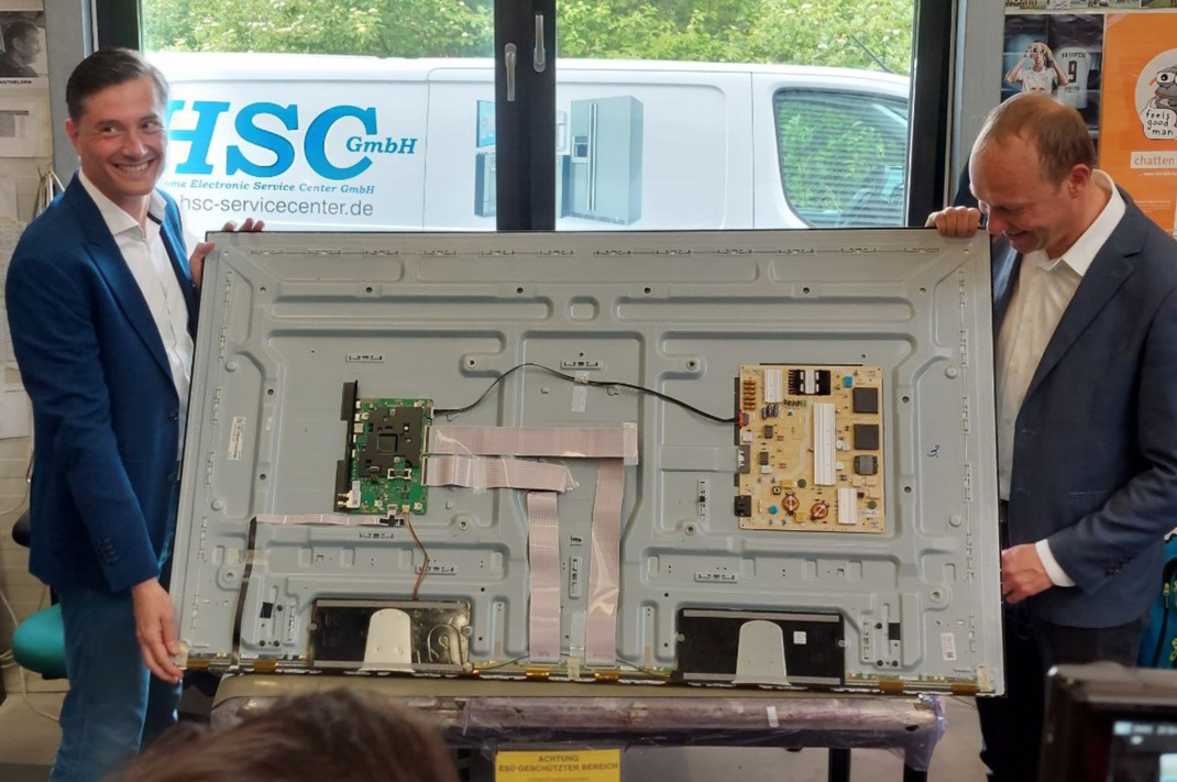 Vorstellung des Reparaturbonus im Mai 2022 in Leipzig mit Umweltbürgermeister Heiko Rosenthal und dem damaligen Umweltminister Wolfram Günther.