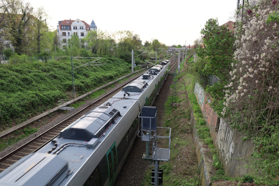 Die S-Bahn S1 auf dem Weg von Grünau zum Hauptbahnhof.