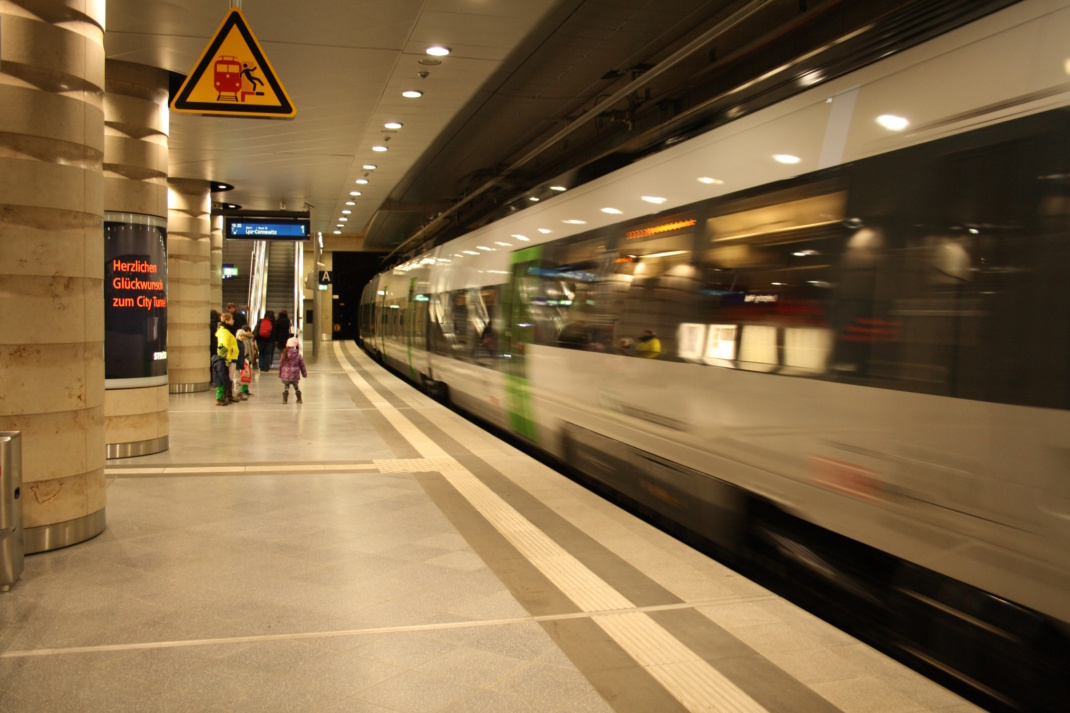 S-Bahn in der Station Leipzig-Hauptbahnhof.
