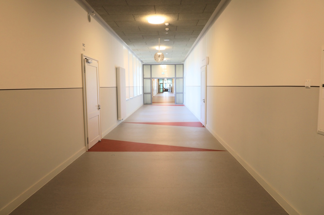 Heller Flur in einem Schulgebäude.