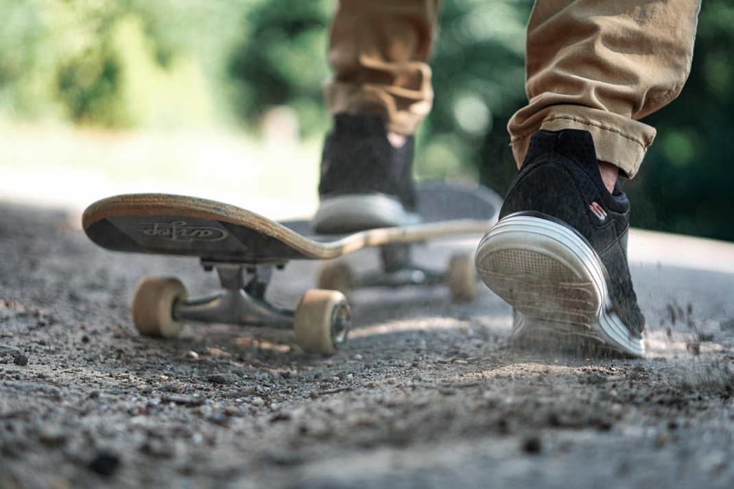 Skateboard mit Füßen drauf