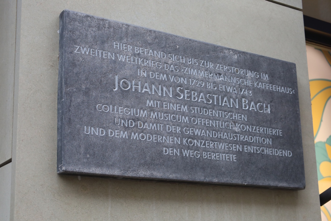 Diese Gedenktafel in der Katharinenstraße erinnert an das Zimmermannsche Kaffeehaus und das Collegium Musicum. Foto: Ralf Julke