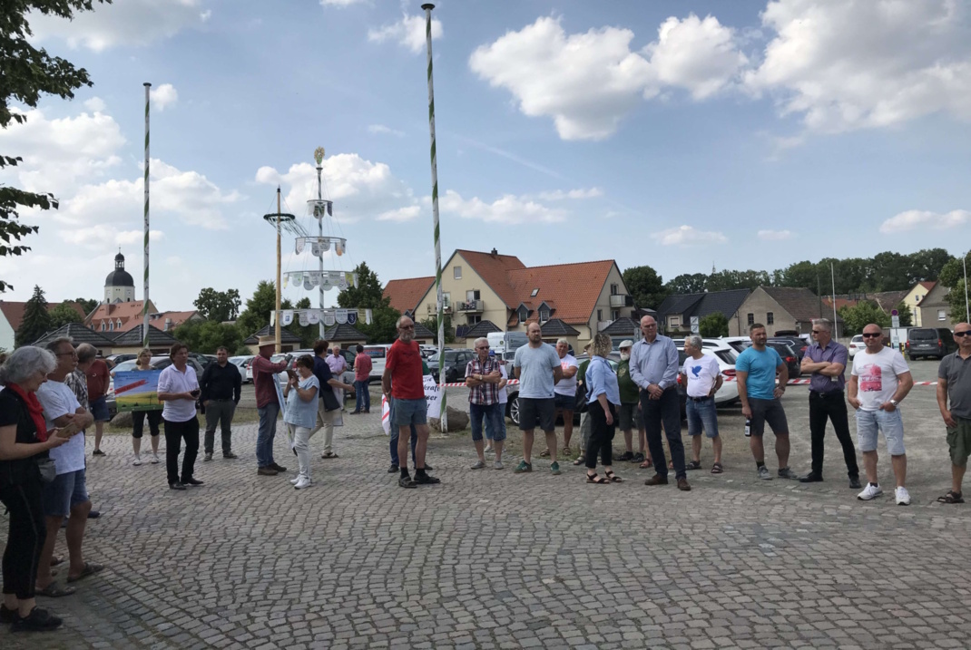 Protestierede vorm KulturGut Thallwitz.