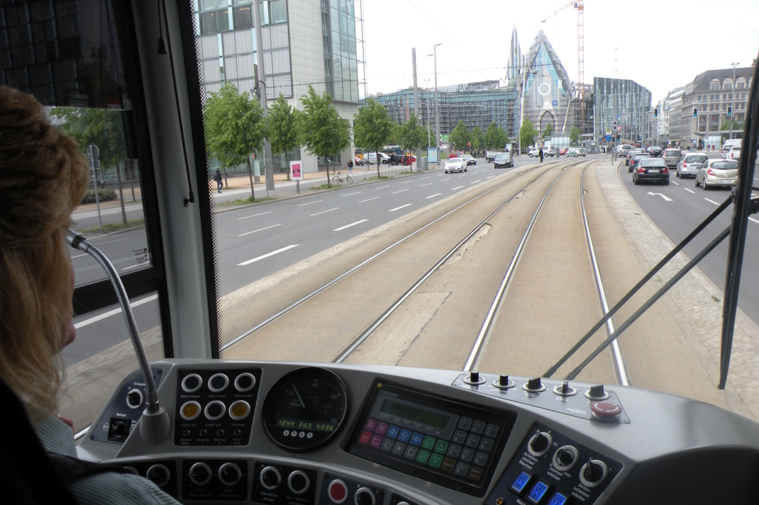 Blick durch die Frontscheibe einer Leipziger Straßenbahn während der Fahrt.