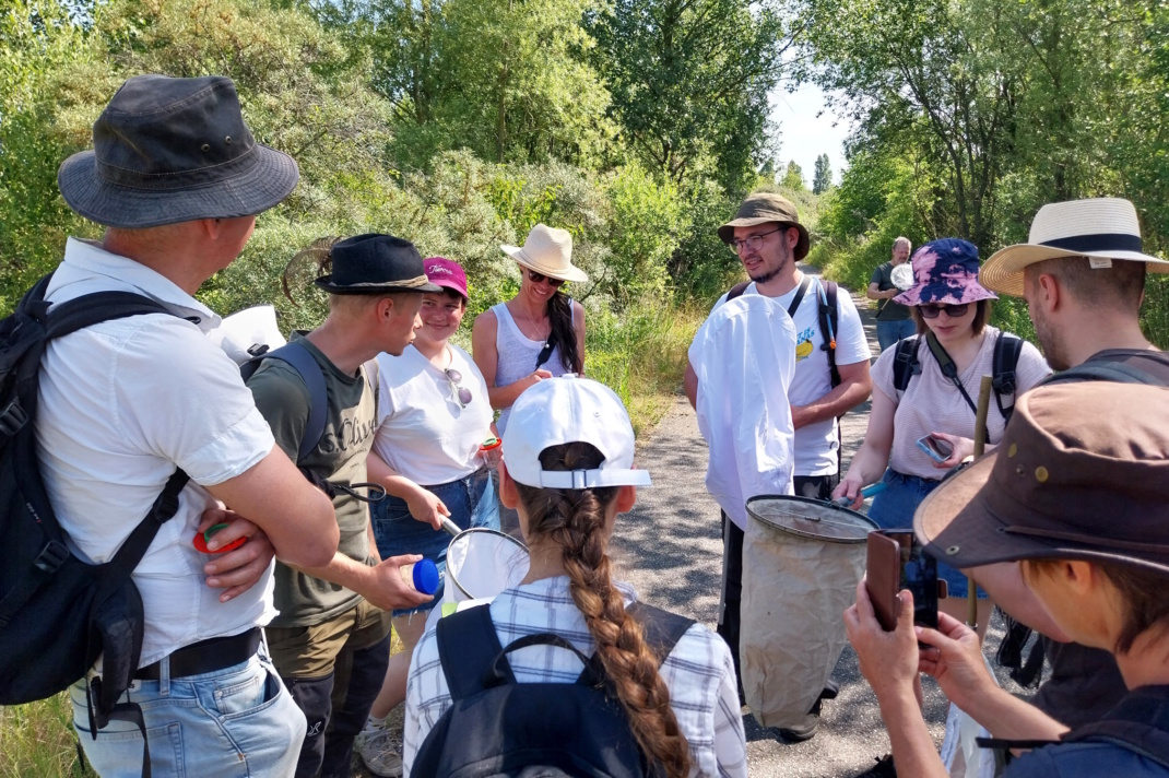 Tag der Artenvielfalt: Experte Andreas Raffelt (2.v.l.) im Gespräch mit Laienforschern. Foto: LRA Nordsachsen / Jäger