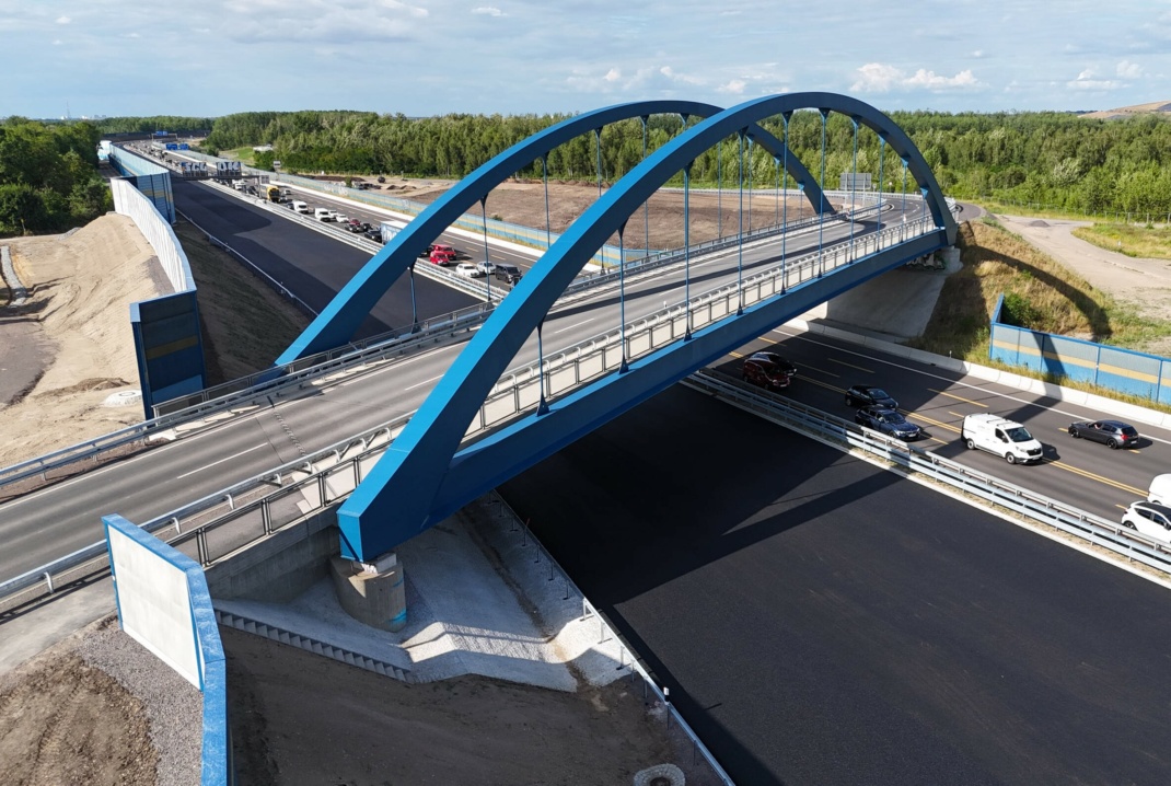 Das Foto zeigt die frisch mit offenporigem Asphalt versehene Richtungsfahrbahn Chemnitz am 10.07.25 sowie das Brückenbauwerk 70, welches in Nähe der Anschlussstelle Zwenkau die A72 kreuzt (Quelle: Autobahn GmbH
