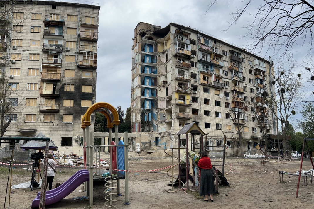 Am 17. Juni zerstörtes Haus im Solomjanka Bezirk, Vatslav Havel Blvd 31, im Vordergrund ein Spielplatz.