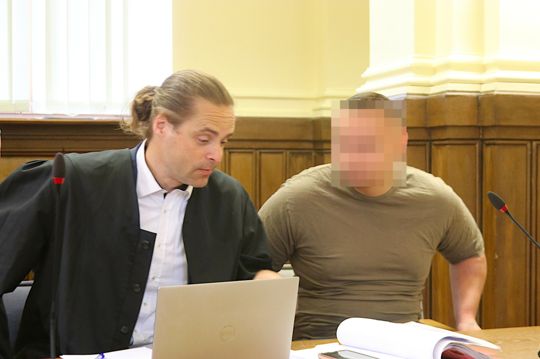 Angeklagter neben Anwalt.