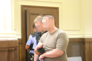 Angeklagter wird hereingeführt.