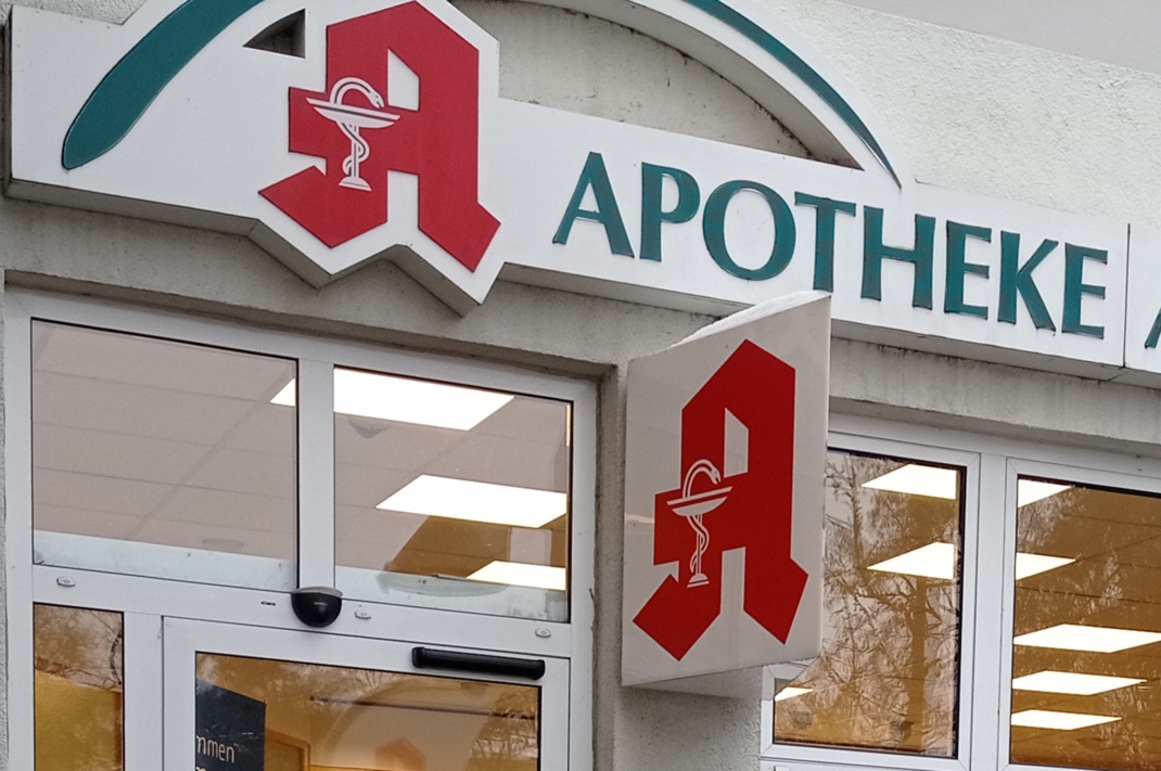 Fassade einer Apotheke.