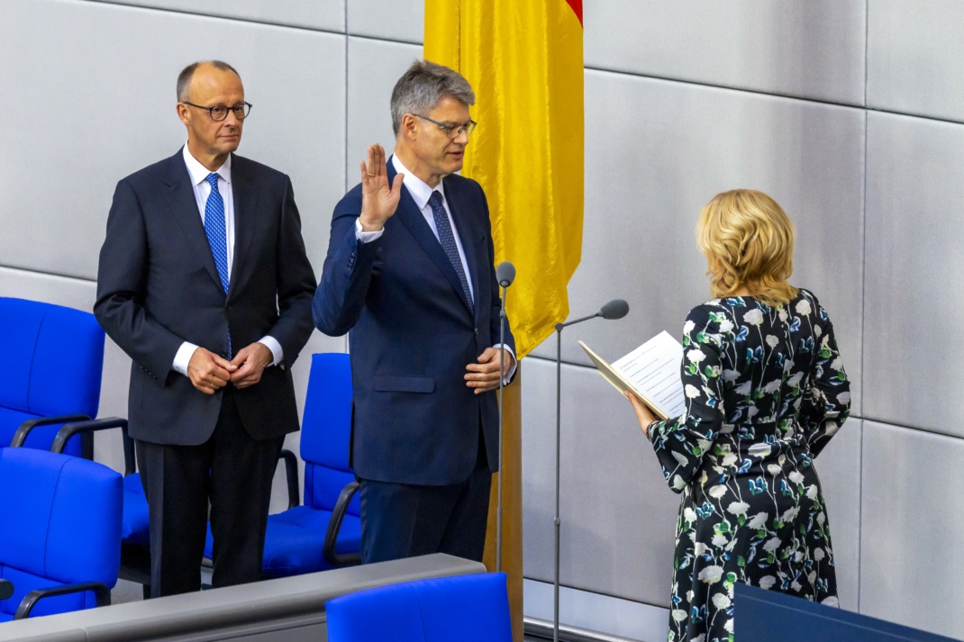 Bundesminister für Verkehr Patrick Schnieder (m), CDU/CSU, MdB, bei seiner Vereidigung durch Bundestagspräsidentin Julia Klöckner (r), CDU/CSU, MdB