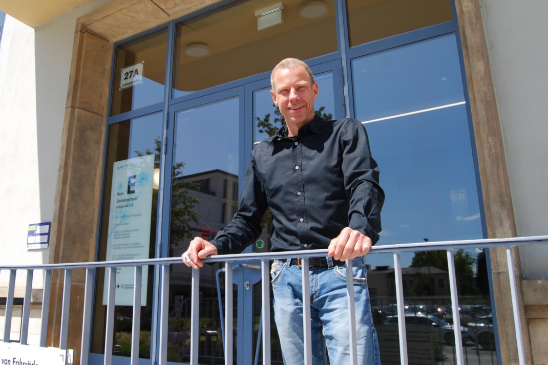 Prof. Dr. Hartmut Schmidt vor dem Carl-Ludwig-Institut für Physiologie. Foto: Birgit Pfeiffer