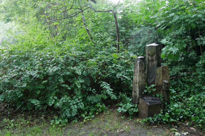Gedenkstein im Park