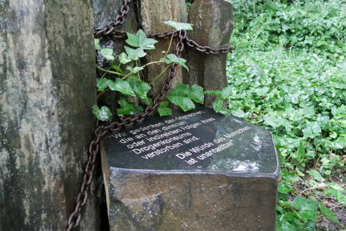 Der Gedenkstein für verstorbene Drogengebrauchende im Elsapark im Leipziger Osten. Foto: LZ