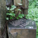 Der Gedenkstein für verstorbene Drogengebrauchende im Elsapark im Leipziger Osten. Foto: LZ