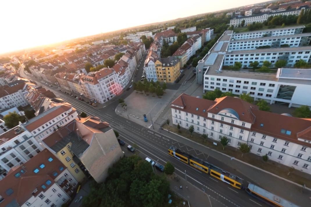 Filmszene mit Blick auf Huygensplatz und Arbeitsagentur.