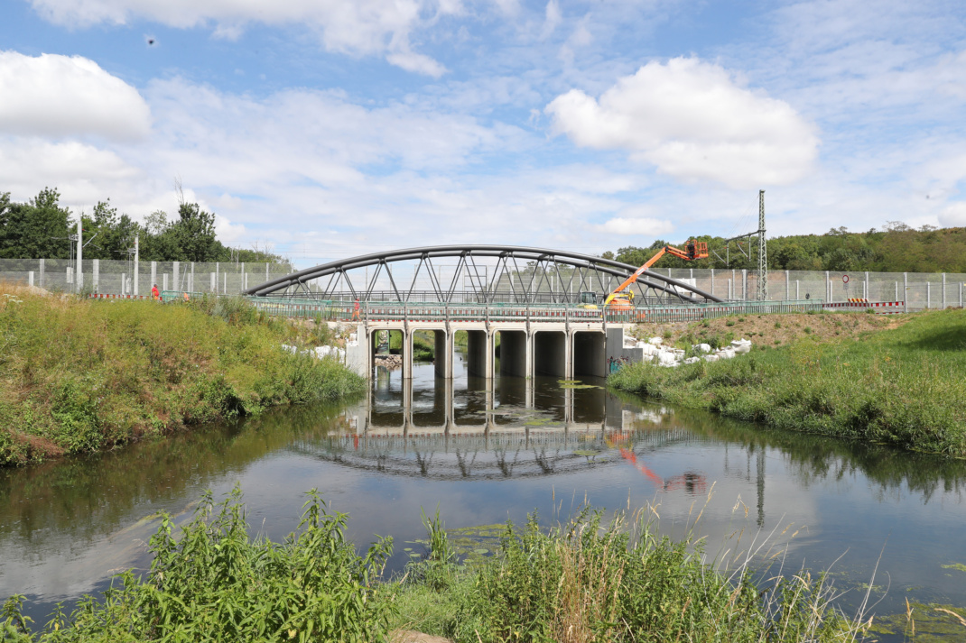 Brückenkonstruktion, die über Gewässer führt.