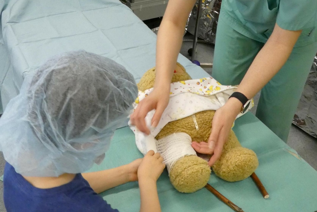 Das Teddybärkrankenhaus soll Kindern die Angst vor Arztbesuchen nehmen. Bild: Universität Leipzig / Anne Grimm