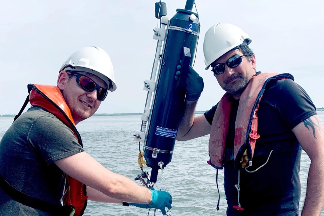 Dušan Materic / UFZ (links) und Helge Niemann / NIOZ bei der Probenahme im Nordatlantik. Foto: NIOZ