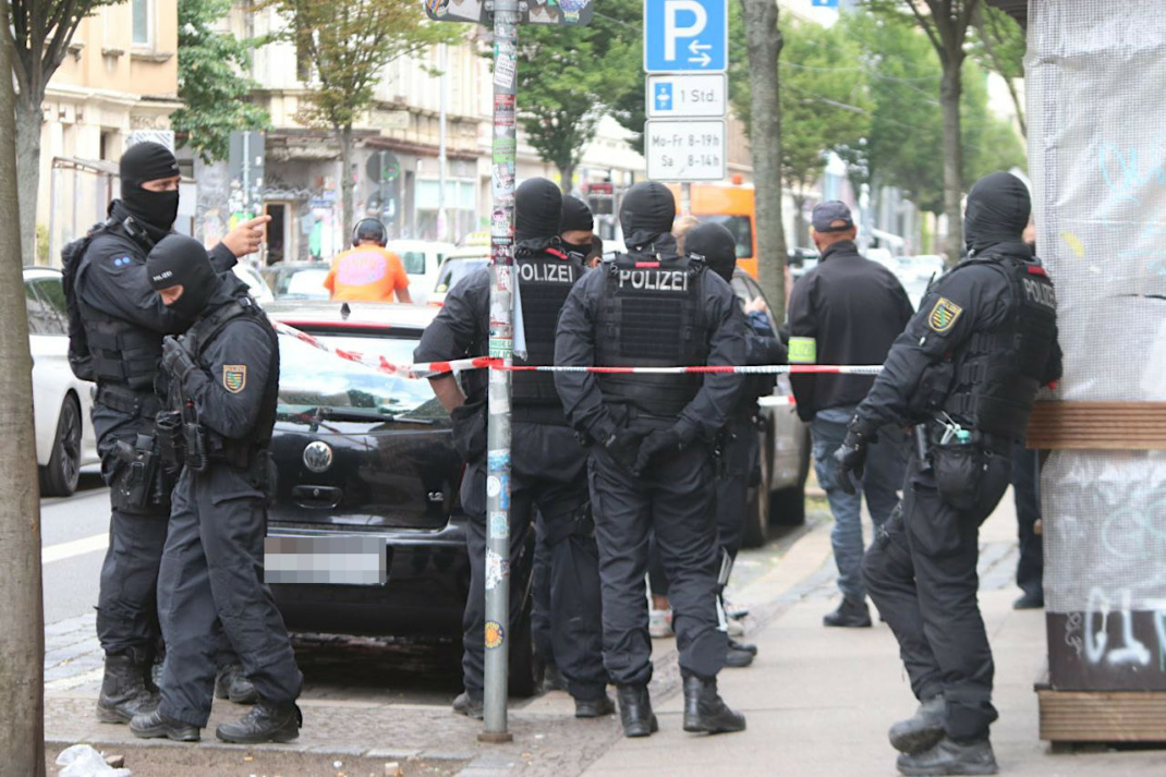 Vermummte Polizisten bei Razzia.