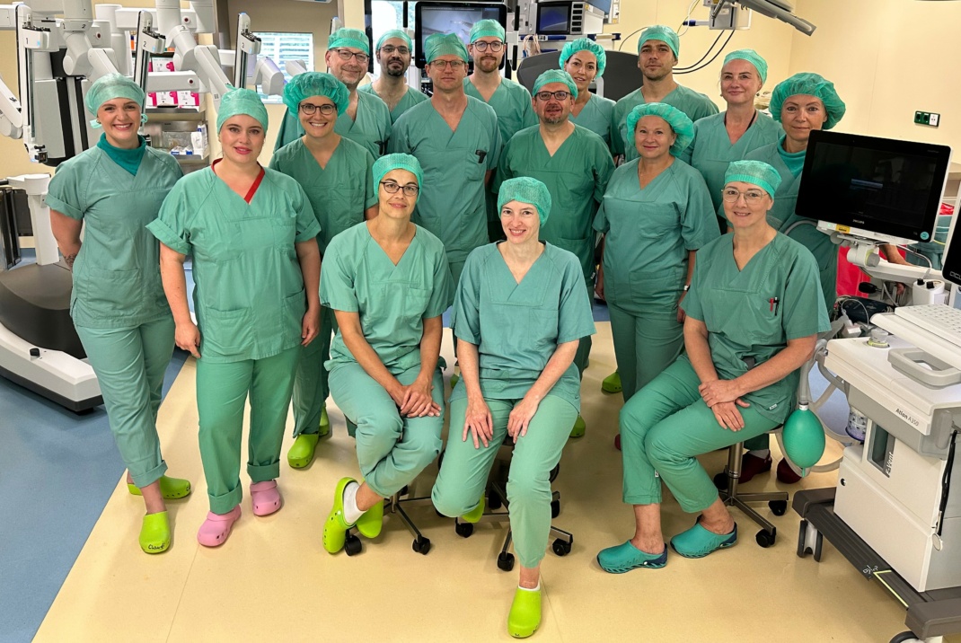 Ärztinnen und Ärzte der Fachgebiete Allgemein-, Viszeral- und Thoraxchirurgie sowie Urologie und Gynäkologie bilden gemeinsam mit Operationstechnischen und Anästhesietechnischen Assistenten das St. Georg Robotik-Team. © Klinikum St. Georg