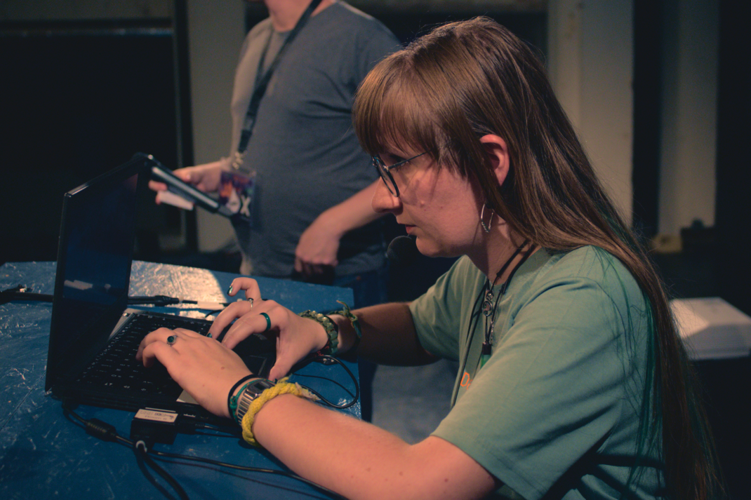 Stephanie Henkel am Laptop