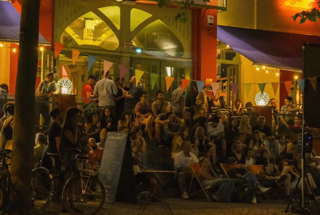 Treppenkino vor der Schaubühne Lindenfels.