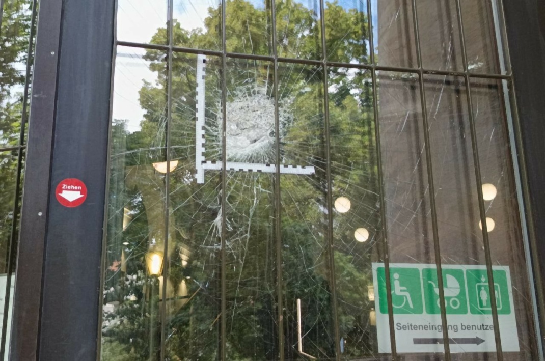 Eine der beschädigten Scheiben am Amtsgericht. Foto: Lucas Böhme