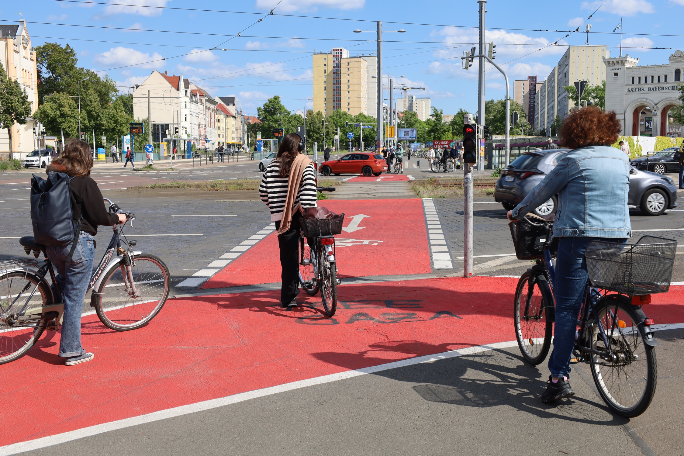 Markiete Radspuren am Bayerischen Platz im Mai 2025. Foto: Ralf Julke