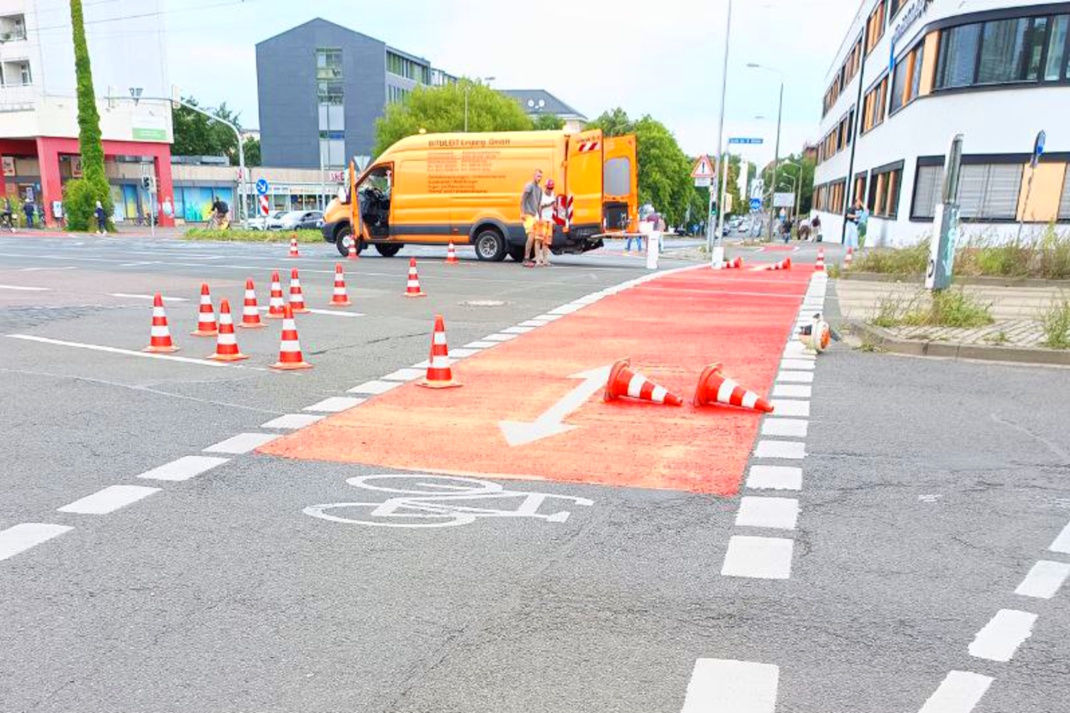Die letzte Radweiche auf der Ostseite des Bayrischen Platzes wird markiert. Foto: Lucas Böhme