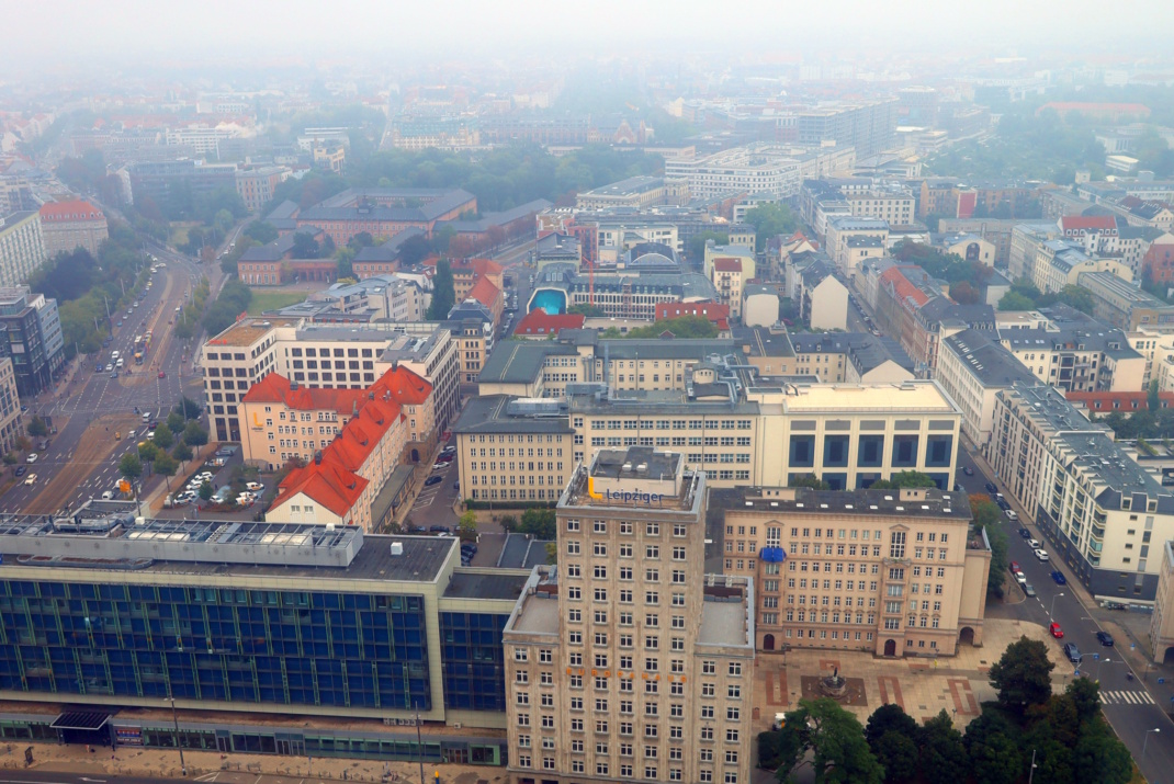 Blick über die Dächer der Stadt Richtung Osten.