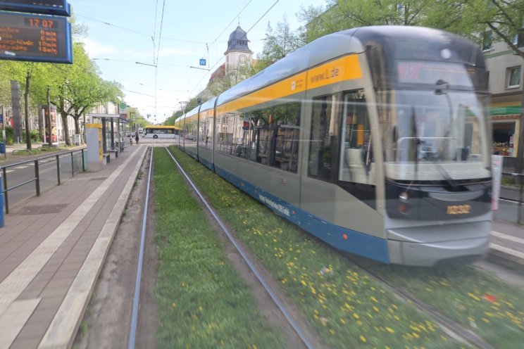 Straßenbahn der LVB unterwegs in der Karl-Liebknecht-Straße. Foto: Ralf Julke
