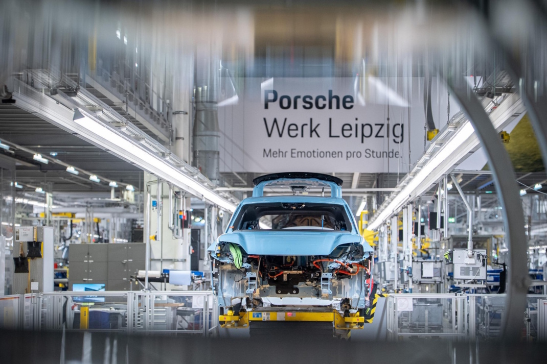 Einmillionster Macan auf der Produktionsstrecke in Leipzig. Foto: Porsche