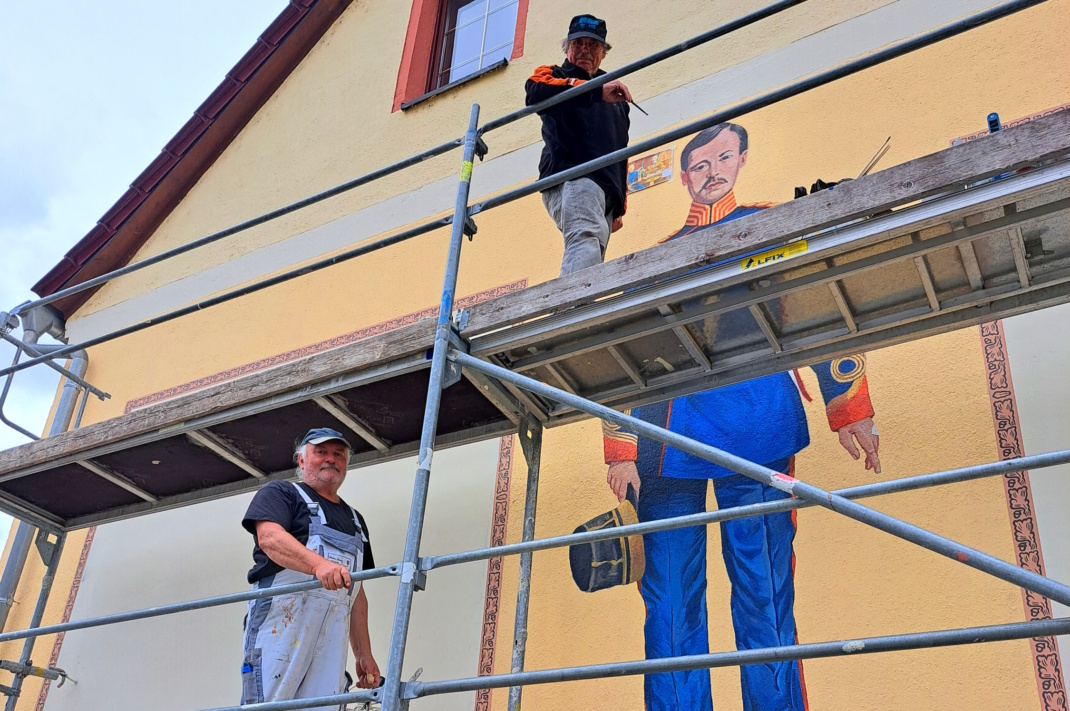 Der Künstler und Historienmaler Volker Pohlenz (r.) sowie Malermeister Bernd Aurig (l.) brachten Mori Ogai an die Hauswand der „Goldenen Sonne.“ Foto: Regina Lamik